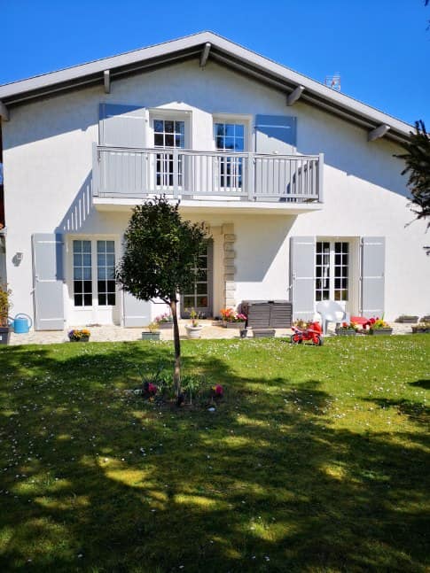 Maison avec volets battants composites gris