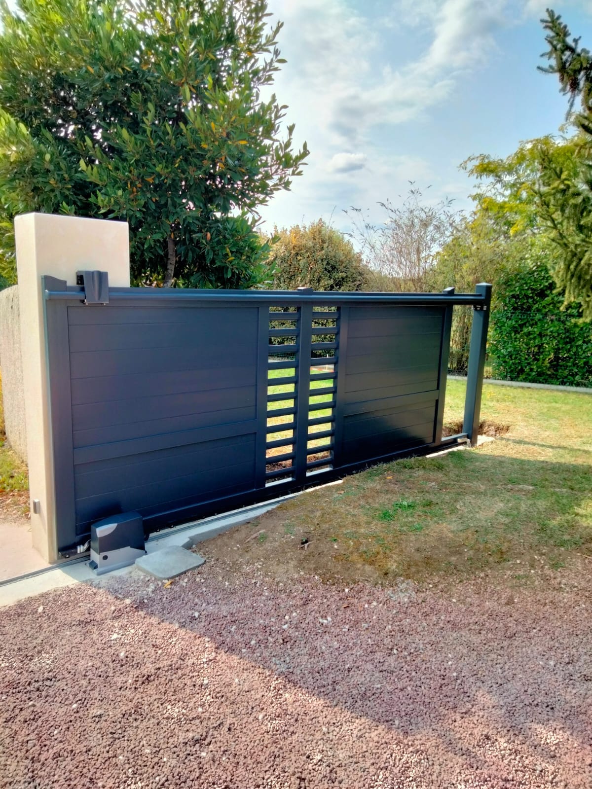 Portail aluminium sur-mesure réalisé par PRV Composites en Charente-Maritime