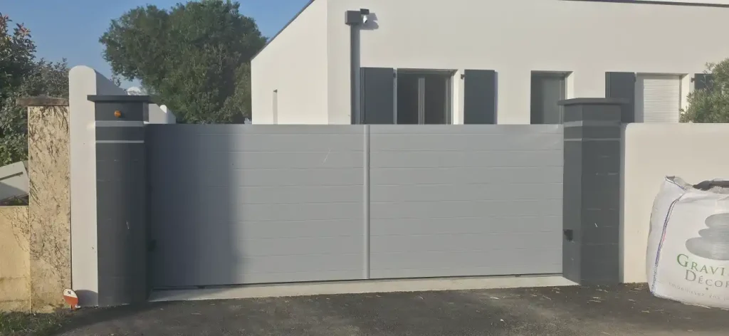Portails composites lames horizontales xl coulissant interieur exterieur et portillon assortis