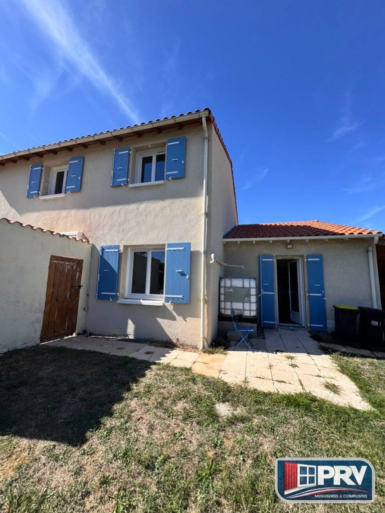 Volets battants en PRV coloris bleu RAL 5024