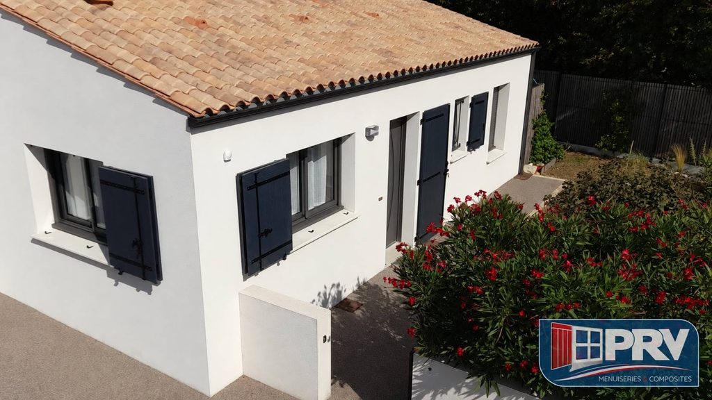 Volets composites repliables gris RAL 7016 installés à Surgères