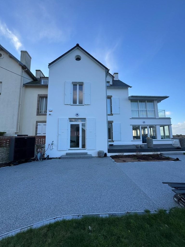 Volets composites RAL 9016 installés sur une maison bretonne
