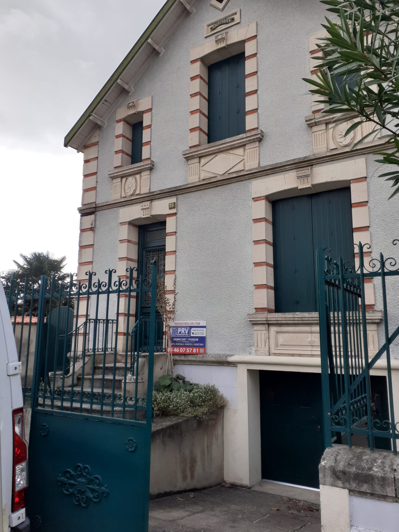 Même façade après la pose de volets battants PRV vert foncé
